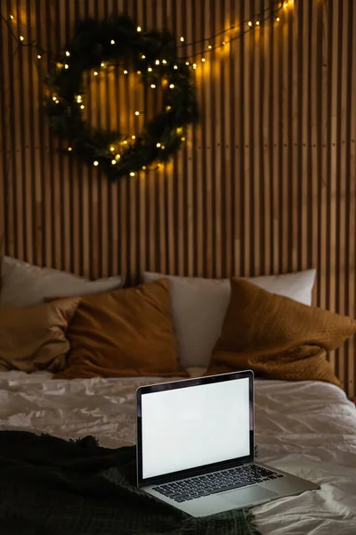 Laptop Számítógép Ágyban Karácsonyi Koszorú Meleg Koszorúfény Falon Esztétikai Reggeli — Stock Fotó