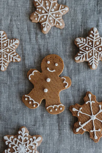 Jul Pepparkakor Man Och Snöflingor Cookies Neutral Linne Duk Bakgrund — Stockfoto