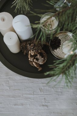 Spruce manzarası, köknar iğnesi dalları, mumlar. Düz yatıyordu