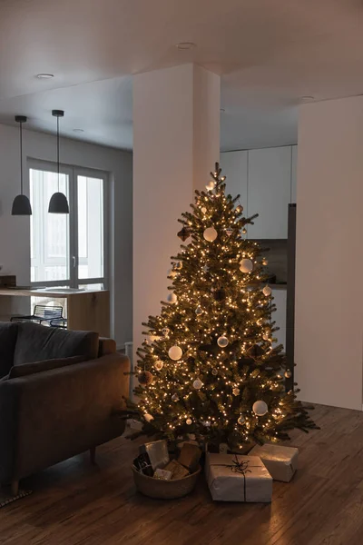 Moderní Domácí Interiér Obývací Pokoj Zdobený Vánoční Stromeček Dárkové Krabice — Stock fotografie
