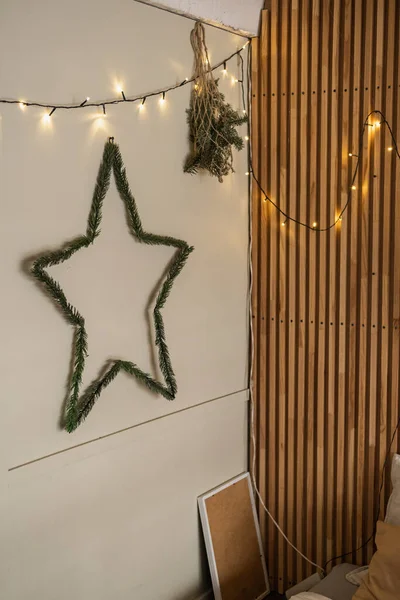 木制栏杆墙上挂着温暖明亮的花环 圣诞星环 最简约的现代斯堪的纳维亚风格设计 — 图库照片