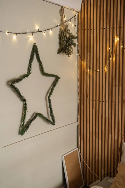 Warm Leuchtende Lichterketten Hängen Der Holzwand Weihnachtssternkranz Minimalistisches Modernes Skandinavisches — Stockfoto