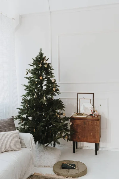 漂亮的装饰圣诞树 客厅装饰圣诞节 新年庆祝活动 带有沙发 家具的现代室内设计理念 — 图库照片