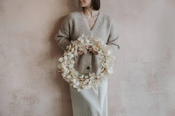 Beautiful Young Woman Hold Christmas Wreath Gold Lunaria Leaves Front — Stock Photo, Image