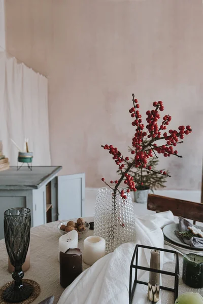 Świąteczna Kolacja Jasny Jadalnia Wnętrze Zakurzony Różowy Ściana Stół Czerwony — Zdjęcie stockowe