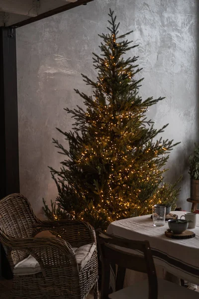 Modernes Wohndesign Komfortables Gemütliches Wohnzimmer Mit Weihnachtsbaum Rattanstuhl Tisch Weihnachten — Stockfoto
