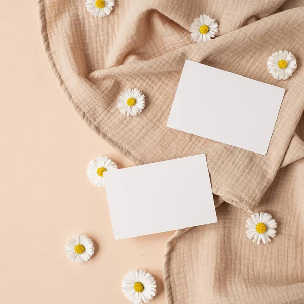 Cartão Folha Papel Branco Com Espaço Cópia Mockup Botões Flores — Fotografia de Stock