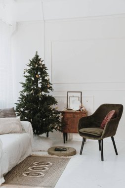 Noel, Yeni Yıl dekorasyonları, köknar ağacı, rahat kanepe, şezlong, halı, mobilya ile parlak modern iç tasarım oturma odası. Estetik kış tatili kompozisyonu