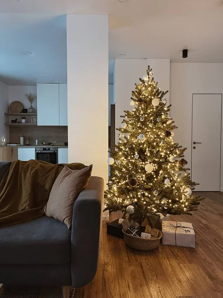 Modern Home Interior Wohnzimmer Mit Weihnachtsbaum Geschenkboxen Leuchtenden Girlanden Lichter — Stockfoto