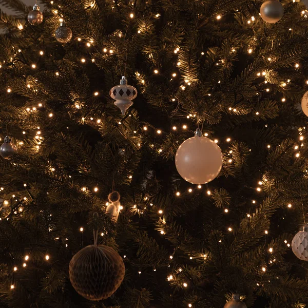 Крупный План Новогодней Елки Украшенной Светящимися Гирляндами Безделушками Теплый Уютный — стоковое фото