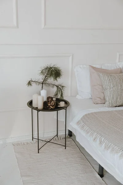 Helles Schlafzimmer Mit Nachttisch Bettwäsche Kissen Weißer Wand Elegante Ästhetisch — Stockfoto