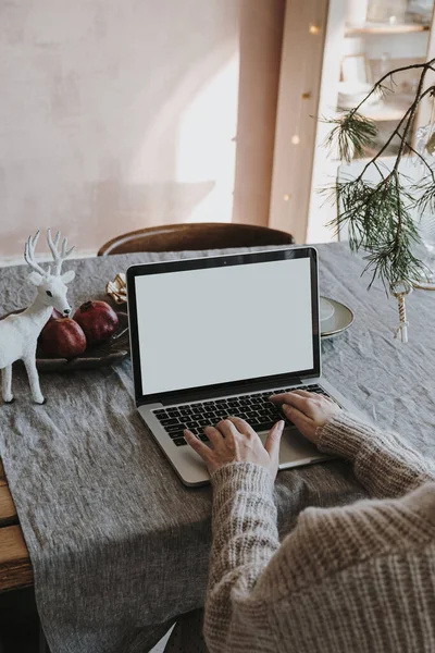 Mladá Žena Pracuje Notebooku Prázdnou Obrazovkou Makupem Kopírovat Prostor Moderní — Stock fotografie