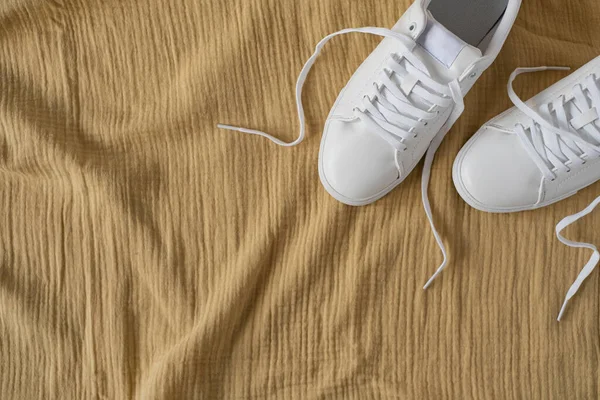 Λευκά Γυναικεία Αθλητικά Παπούτσια Κίτρινο Τσαλακωμένο Μουσελίνα Φόντο Επίπεδη Θέα — Φωτογραφία Αρχείου