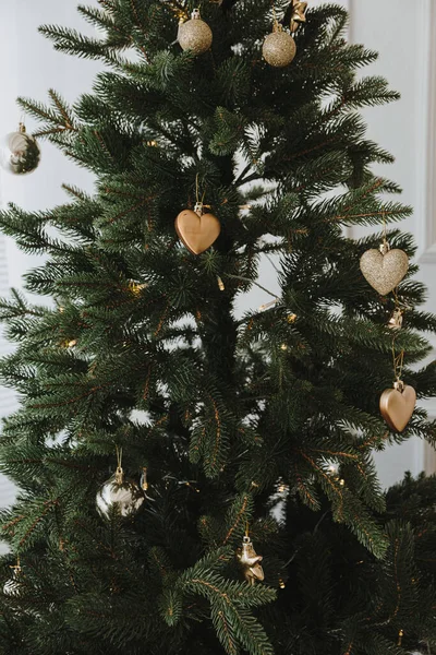 Julgran Dekorerad Med Gyllene Julgranskulor Och Julleksaker — Stockfoto