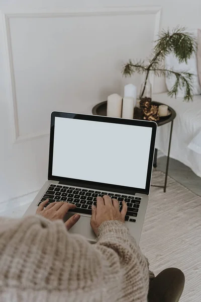 Žena Pracuje Laptopu Prázdnou Obrazovkou Pracovat Doma Moderní Obývací Pokoj — Stock fotografie