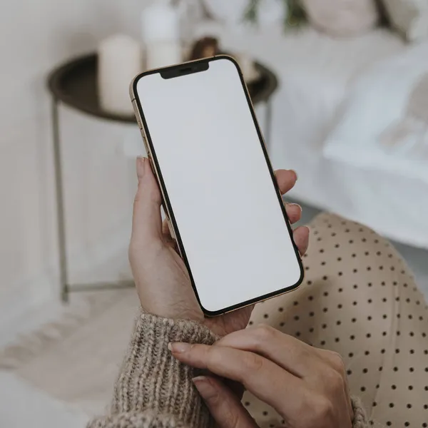 Jovem Segurando Telefone Celular Com Tela Exibição Branco Com Espaço — Fotografia de Stock