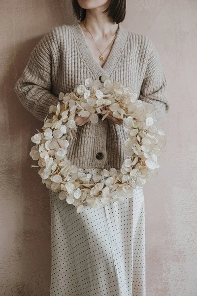 Beautiful Young Woman Hold Christmas Wreath Gold Lunaria Leaves Front — Stock Photo, Image