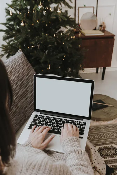 Žena Psaní Prázdné Obrazovce Notebook Sedí Pohovce Doma Zdobené Vánoční — Stock fotografie