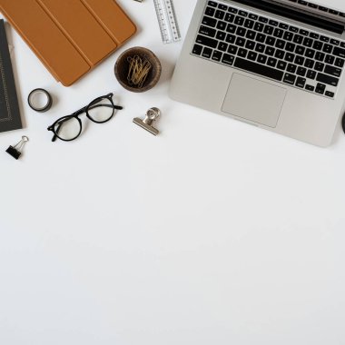 Estetik minimalist ofis masası çalışma alanı beyaz zemin üzerinde boş fotokopi alanı. Not kağıtları, dizüstü bilgisayarı, tablet tableti, kırtasiye malzemeleri. İş, iş konsepti blog, web sitesi, sosyal medya