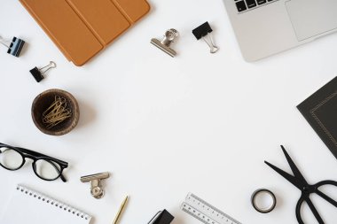 Estetik minimalist ofis masası çalışma alanı beyaz zemin üzerinde boş fotokopi alanı. Not kağıtları, dizüstü bilgisayarı, tablet tableti, kırtasiye malzemeleri. İş, iş konsepti blog, web sitesi, sosyal medya