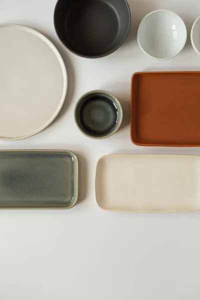 中色手工制作陶瓷 空白工艺陶瓷盘和碗在白色背景上 平躺在地上 俯瞰四周 — 图库照片