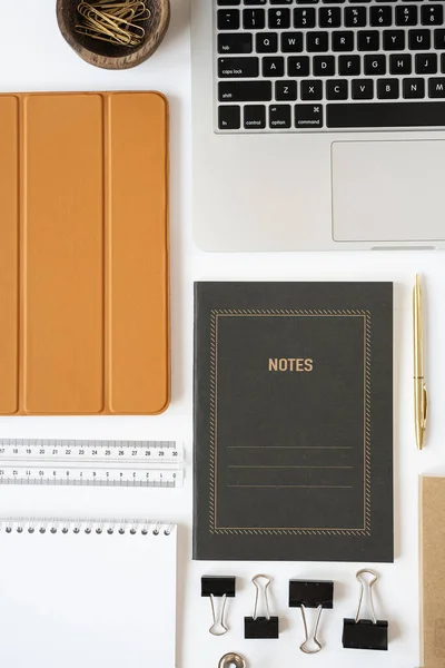 Area Lavoro Con Computer Portatile Notebook Pad Presentato Sfondo Bianco — Foto Stock