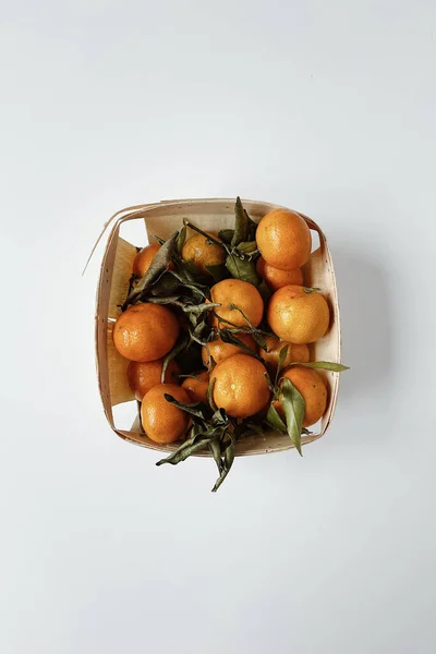 Vista Superior Mandarinas Naranjas Con Hojas Verdes Caja Sobre Fondo — Foto de Stock