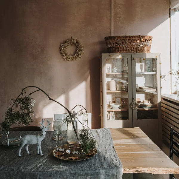 미관의 집이나 테이블 전나무 크리스마스 중립적 먼지투성이 벽으로 장식된 디자인 — 스톡 사진