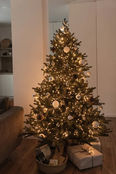 Modern Home Interior Wohnzimmer Mit Weihnachtsbaum Geschenkboxen Leuchtenden Girlanden Lichter — Stockfoto