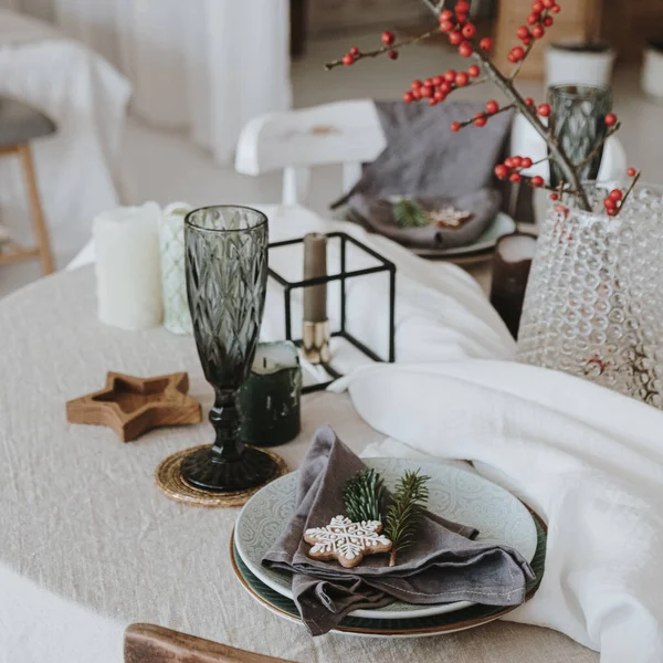Karácsonyi Vacsora Ebédlő Belső Asztal Piros Bogyós Csokor Tányérok Poharak — Stock Fotó