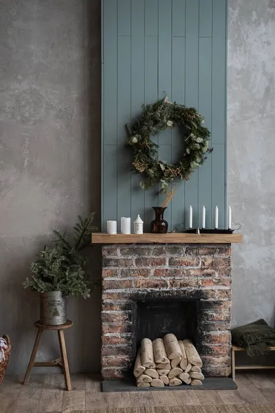Modernes Wohnraumkonzept Gemütliches Gemütliches Wohnzimmer Mit Weihnachtsbaum Kranzrahmen Kamin Kerzen — Stockfoto