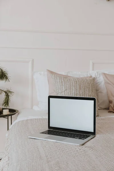 Laptop Tela Branco Cama Com Travesseiros Lençóis Quarto Estilo Clássico — Fotografia de Stock