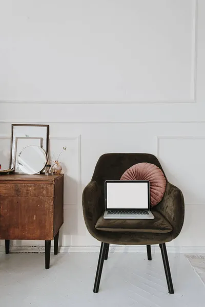 Modelo Laptop Branco Tela Com Espaço Cópia Cadeira Lounge Aconchegante — Fotografia de Stock