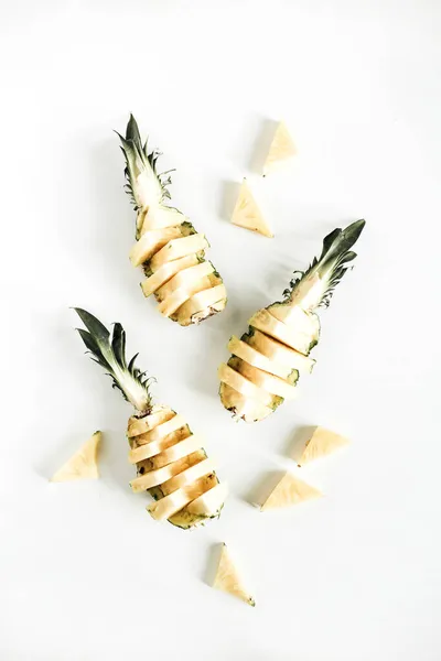 Skivad Ananas Vit Bakgrund Platt Låg Ovanifrån Välsmakande Frukt Arrangemang — Stockfoto