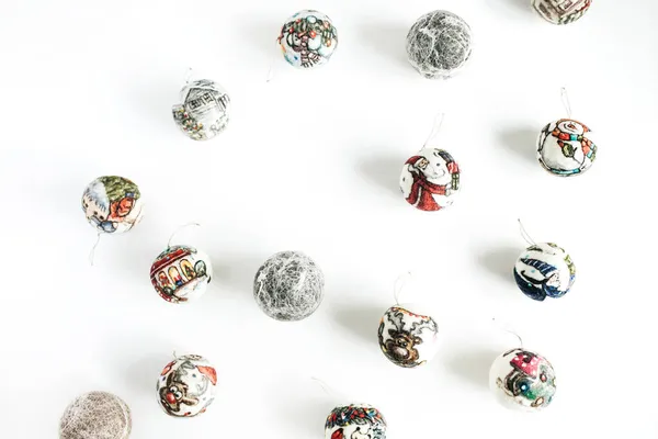 クラフトは白い背景にクリスマスのバブルボールパターンを感じた 審美的なクリスマスの休日の装飾 最小限のDiyコンセプト フラットレイアウト トップビュー — ストック写真