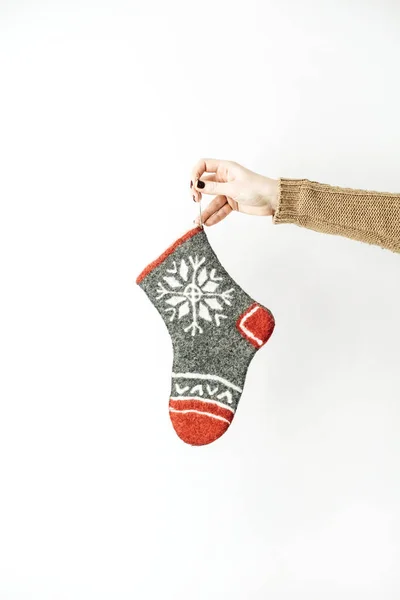 Χέρι Κρατήσει Παραδοσιακή Κάλτσα Χριστουγέννων Λευκό Φόντο Minimalist Χριστούγεννα Πρωτοχρονιά — Φωτογραφία Αρχείου