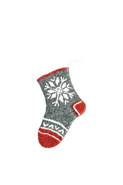 手工艺人觉得圣诞袜被白色背景隔离了 舒适美观的圣诞装饰品 — 图库照片