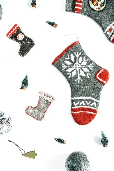 Χειροτεχνία Αισθάνθηκε Κάλτσες Χριστούγεννα Κάλτσες Και Στολίδια Χριστούγεννα Διακοσμήσεις Λευκό — Φωτογραφία Αρχείου
