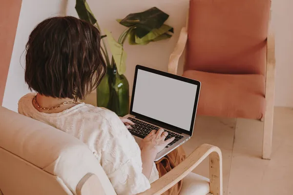 Mladá Žena Pracuje Notebooku Kopírovacím Prostorem Pohodlný Design Interiéru Domácí — Stock fotografie