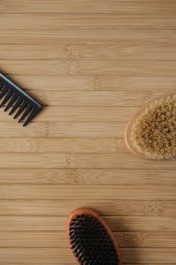 Banyo, kaplıca ürünleri ahşap arka planda. Düz konum, kopyalama alanı ile üst görünüm ayarı