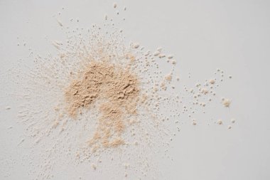 Flatlay nötr bej güzellik kozmetik tozu. Estetik minimalist kozmetik örnekleri