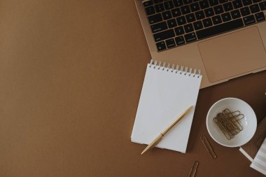 Estetik ofis masası çalışma alanı. Laptop bilgisayar, nötr kahverengi masada defter. Kopya alanı ile nüfuz eden yaşam tarzı blog arkaplanı