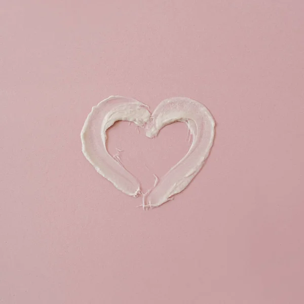 Hjärtsymbol Gjord Kosmetisk Grädde Fläck Rosa Bakgrund Estetisk Skönhet Kosmetisk — Stockfoto