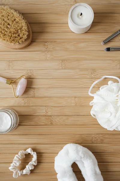 Spa, banyo ürünleri ve ahşap arka planda fotokopi alanı olan sağlık konsepti. Fırça, sünger, guasha. Estetik minimalist duş ayarları