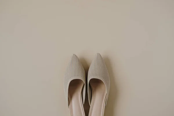 Нейтральная Бежевая Женская Модная Обувь Бежевом Фоне Плоская Лежала Вид — стоковое фото