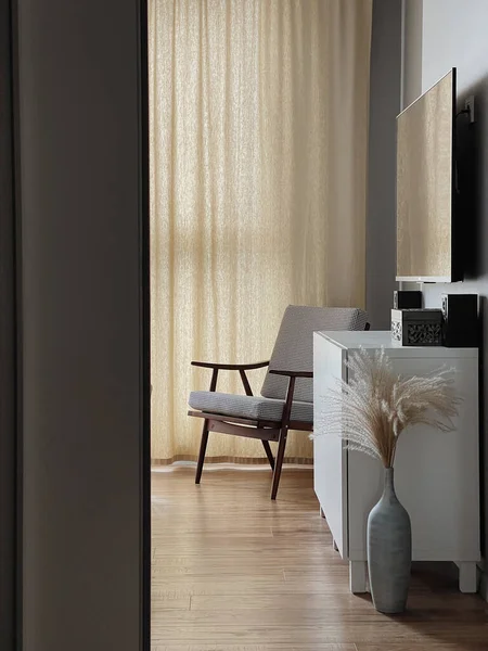 Yüzyılın ortalarına ait retro sandalye, kil çömlek buketi, televizyon, perdeli pencere. Modern estetik minimalist ev, oturma odası iç tasarım