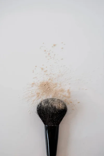 Makeup Brush Beige Cosmetic Powder Scattered White Background Aesthetic Beauty — Fotografia de Stock