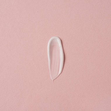 Fotokopi alanı olan pembe arka planda beyaz krem, cilt konsepti