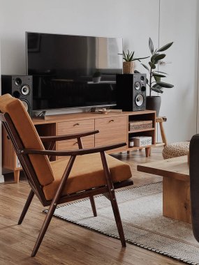 Modern minimal ev, oturma odası koltuk ve televizyon.