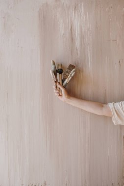 Soyut arkaplanda kadın el fırçası var. Minimalist ressam konsepti